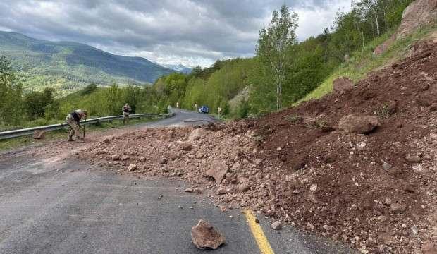 Ardahan-Posof kara yolunda toprak kayması